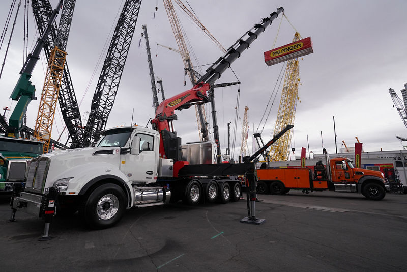 A PALFINGER marcou presença na Conexpo 2023